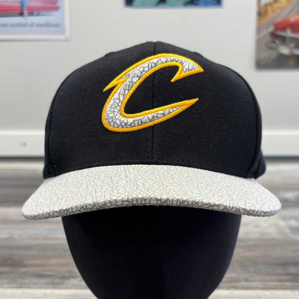 Mitchell & Ness Cleveland Cavs‎ Cavaliers Black OS Iridescent Crackled Cap Hat